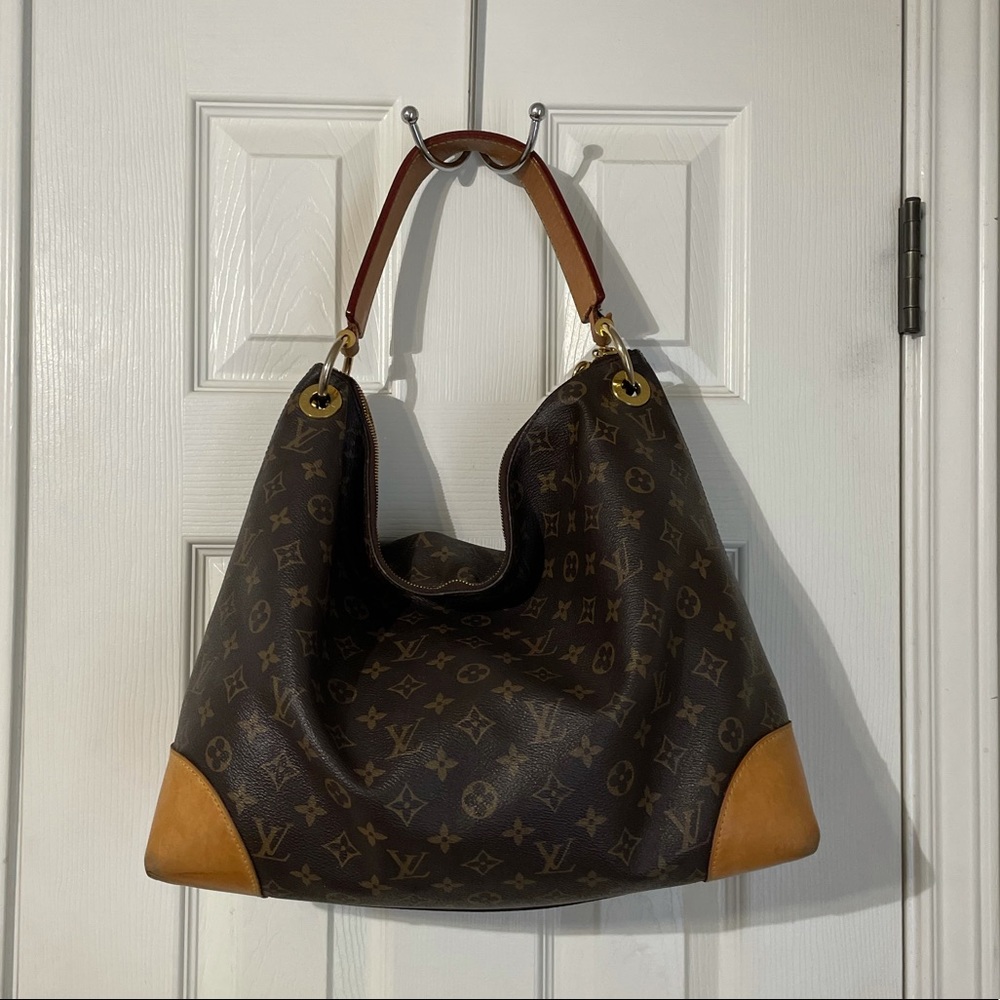 Louis Vuitton Berri MM pre-loved purse